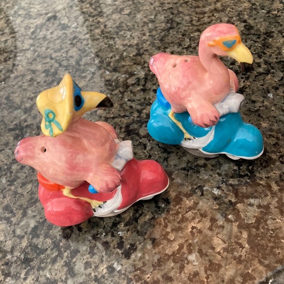 Ceramic salt and pepper shakers FLAMINGOS ON SCOOTERS - Picture 3 of 6